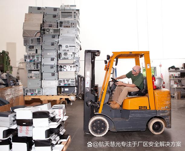 航天慧光叉車防撞設(shè)備 AI驅(qū)動的前瞻性安全守護(hù)，打造智能防御標(biāo)桿